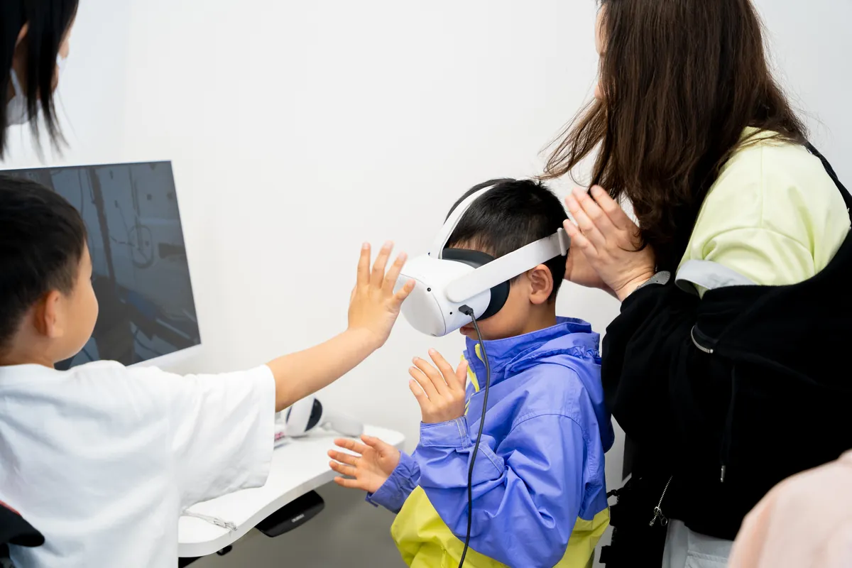 VRゴーグルを着けて手を伸ばす子ども