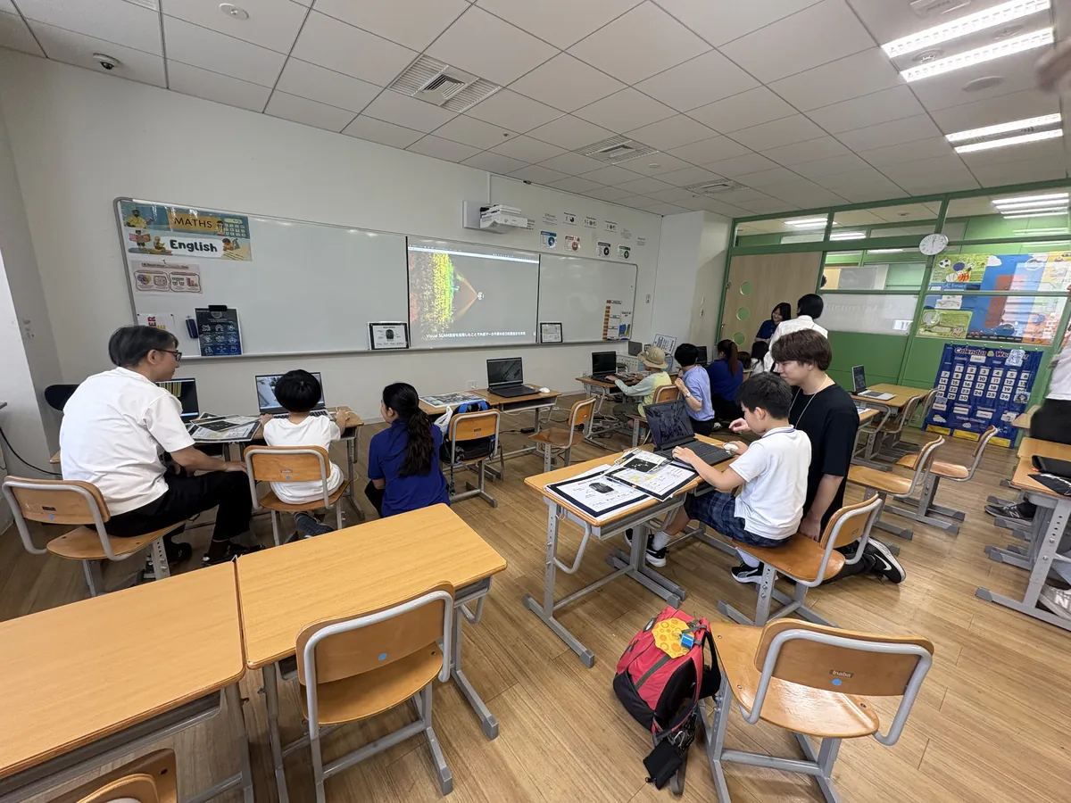 教室の全景。机に向かう参加者とスタッフ