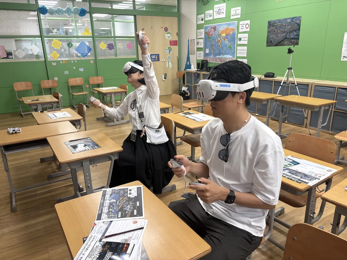 VRゴーグルを着けて動作を確かめるスタッフ