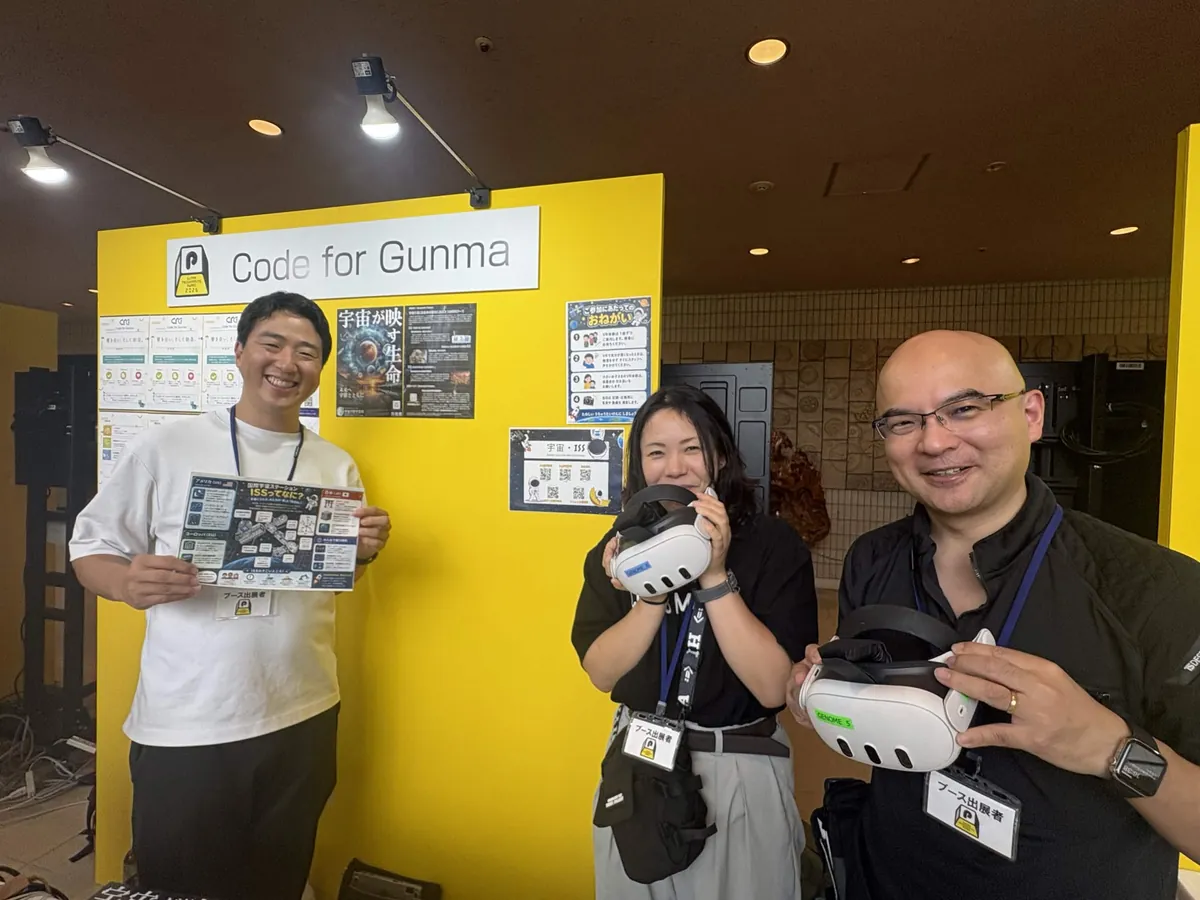 VRゴーグルを手にしたブース運営メンバー